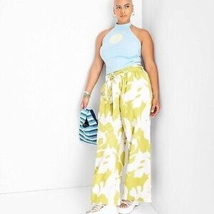EUC Future Collective Alani Noelle
Wide Leg Relaxed Floral Pants